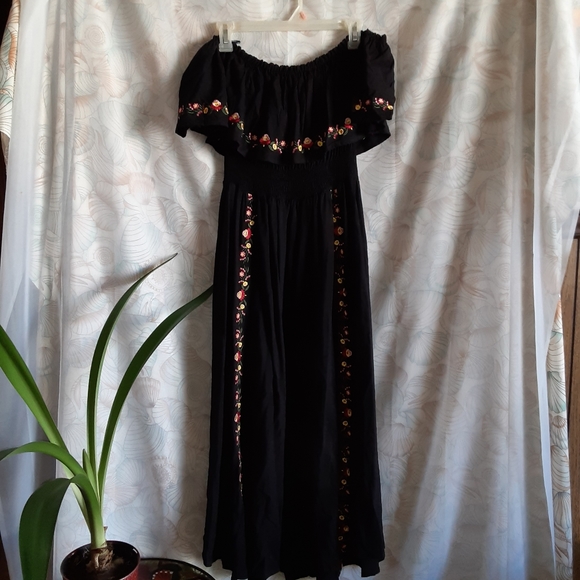 Embroidered Off Shoulder Midi Dress - Picture 9 of 11